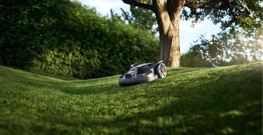 Robotfűnyíró nyírás közben